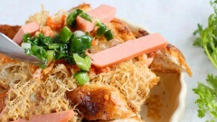 Đem nướng vàng. Cắt bánh mì ra, để ruốc, tôm khô, xúc xích, hành phi lên mặt, thêm mayonnaise và 1 ít xốt phết cho đậm đà.