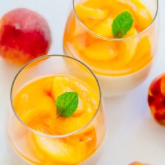 Một ly mousse đào chua ngọt cực kì ngon và hấp dẫn với hương vị béo ngậy, thơm lừng cùng vị chua ngọt rất là hấp dẫn. Không những vậy, phía trên còn có một lớp topping từ đào tươi mềm sựt ngon lắm đấy. Nào chúng ta cùng nhau thử làm ngay món mousse đào ngon ngon này nhé.