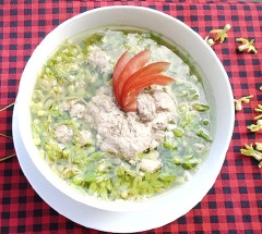Mùa hè có chén canh cua bông thiên lý thì thật là tuyệt. Nước cua thanh ngọt, bông thiên lý bùi bùi rất ngon miệng.