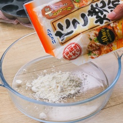 Đổ 200 gram Bột Takoyaki ra thau, thêm 540 gram nước từ từ vào rồi trộn đều, sau đó thêm 1 quả trứng, tiếp tục trộn đều rồi lược hỗn hợp qua rây.