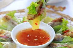 Cách biến tấu với phần nhân là thịt ốc làm nguyên liệu chính giúp món ram thêm phần đặc biệt. Ram ốc giòn từ ngoài vào trong, nhân ram giòn sừn sựt thêm vị thơm thơm của lá lốt lạ miệng mà hấp dẫn vô cùng. Món này cuốn bánh tráng ăn kèm rau sống chấm nước mắm gừng là hết sẩy nha. Cuối tuần hãy vào bếp làm món ram ốc này để cả nhà cùng thưởng thức nhé!