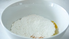 Bột ướt gồm 2 trứng gà, 100gr bột mì, 50gr bột bắp, 200ml nước, khuấy đều cho tan bột và hỗn hợp hơi sệt lại. Các bạn có thể cho thêm các loại lá thơm khô như basil, oregano,…hoặc 2 muỗng canh rượu vào bột ướt thì gà chiên xong sẽ thơm và dậy mùi hơn.