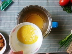 Đặt trứng đã đánh đều vào nồi nước đã đun sôi, sử dụng hơi nóng của nước còn lại liên tục khuấy đều trứng, từ từ thêm bơ, đường, muối vào cùng với trứng. Khuấy đều cho đến khi trứng bơ hòa quyện thành sốt sệt.