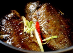 Cuối cùng nhấc nồi cá xuống, rắc tiêu lên trên mặt, rắc tí gốc hành xé sợi cho đẹp mắt. Ăn cay thì cho thêm ớt cắt lát, lúc ăn dầm dầm cho cay. Cá rô đồng kho tộ ăn với cơm nóng, kèm dưa leo, cà chua, rau luộc, khế chua thì ngon không gì bằng.