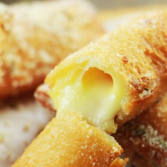 Vậy là đã hoàn thành xong bánh sandwich phô mai biến tấu từ phô mai que, ăn nóng kèm tương ớt cay cay. Vị phô mai béo ngậy dai dai sẽ khiến những đứa trẻ nhà bạn thích lắm đấy.