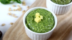 Cho hỗn hợp vừa xay ra lọ thuỷ tinh để bảo quản. Sốt Pesto là một nguyên liệu không thể thiếu cho những ai đam mê ẩm thực Ý, đặc biệt bạn nên làm sẵn sốt Pesto trong nhà bếp, chỉ cần trộn cùng với bánh mì hay mì Ý, ngay trong tích tắc là bạn đã có một món ngon mà không phải nhọc công thực hiện nữa.