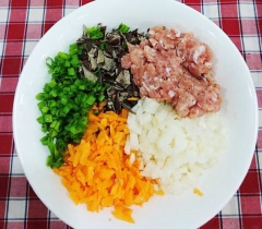Cho thịt băm vào tô, ướp 1/3 chỗ hành tím băm, 1/3 muỗng cà phê muối, 1 muỗng canh nước mắm, 1 muỗng cà phê bột ngọt, 1/3 muỗng cà phê tiêu trộn đều lên. Nấm mèo, củ sắn, hành lá, xắt nhỏ để làm nhân bánh. Ngâm me trong nước ấm rồi lược bỏ xác. Phi thơm 1/3 chỗ hành tím băm với 1 muỗng canh dầu ăn, cho cốt me, 2 muỗng canh nước mắm,1 muỗng canh tương ớt, 2 muỗng canh đường vào nấu sệt lại.
