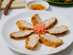 Cắt chả thành những miếng nhỏ, chấm cùng nước mắm chua ngọt hoặc tương ớt, tương cà đều ngon. Ăn cùng với bún hay cơm đều hợp. Chả mực hải sản có sắc vàng rộm rất tự nhiên và đều đặn, hương thơm sực nức ngay từ trên chảo chiên, vị đậm đà giàu đạm biển và độ dẻo dai tươi ngon của miếng chả rất hấp dẫn.