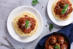 Mì Ý luộc chín, cho mì ra dĩa, gắp thịt viên sốt cà lên trên, thêm chút phô mai Parmesan bào hoặc phô mai bột rồi thưởng thức thôi. Sợi mì dai áo quanh nước sốt cà chua ngọt, thịt viên mềm ẩm thơm ngọt tự nhiên, xen lẫn đâu đó chút phô mai béo thơm đặc trưng khiến hương vị của món mì này thật sự chạm đến cảm xúc của người ăn.