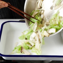 Đun nóng 1 muỗng canh dầu, cho hành tây và nấm vào xào, nêm 1/4 muỗng cà phê muối vào cho dịu xuống thì tắt bếp cho ra để riêng.