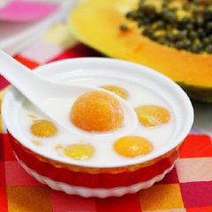 Chè đu đủ sữa tươi là món ăn tráng miệng đơn giản mà ngon. Để món ăn nhanh thưởng thức hơn thì bạn nên làm lạnh đu đủ và sữa tươi trong ngăn mát tủ lạnh trước khi chế biến nhé!