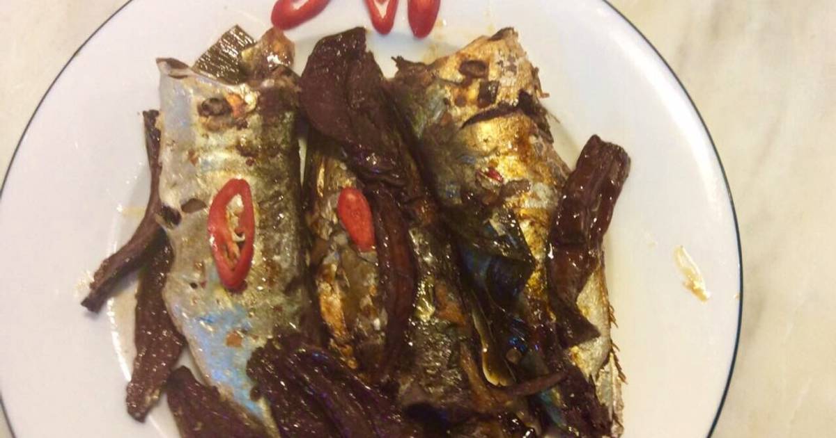 Cá nục hầm lá dứa