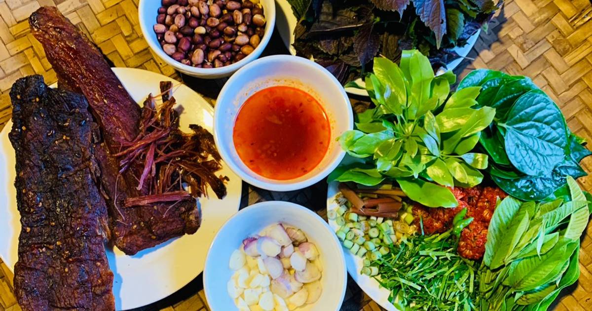 Vào bếp cùng con: thịt lợn gác bếp cuốn rau mọc ven đường Sải Duần, tươi xanh mơn mởn!