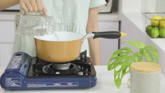 Đầu tiên là chuẩn bị nguyên liệu và nấu sôi nửa lít nước.
