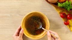 Để làm nước sốt: Cho 50ml mật ong, 50ml nước cốt chanh, 2gr lá thyme tươi, 2gr lá rosemary tươi, 2gr vỏ chanh vàng, 1 muỗng canh muối 1 muỗng cà phê tiêu vào tô. Khuấy đều.