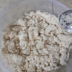 Cho lượng đậu đã xay ra miếng vải màn và vắt sữa thôi nào (nên cho từng ít 1 để vắt được nhiều sữa hơn nha). Phần bã đậu ta lại cho vào máy xay, thêm nước và xay tiếp nheee. Sau đó lại vắt sữa vắt sữa.