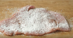 Sau đó trải miếng thịt cutlet ra thớt. Rải theo thứ tự 1 ít muối, tiêu và bột mì lên mặt thịt. Sau đó đặt lá tía tô lên mặt bột vừa phủ, tiếp theo cho khoảng 1 muỗng canh khoai lang đã bằm nhuyễn lên mặt lá cùng với phô mai sợi. Rồi cuộn chặt lại, làm như vậy cho 2 miếng thịt còn lại.
