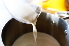 Đầu tiên cho 255g kem sữa tươi, 400g đường vào nồi khuấy đều và đem nấu trên lửa nhỏ. Sau đó cho 3 thanh quế vào cùng với 1 muỗng tinh chất vani (ở đây mình không có quả vani nên mình dùng tinh chất vani nhé), khuấy đều lên đến khi thấy hỗn hợp nóng, có khói nhưng không sôi thì tắt bếp. Vớt thanh quế ra khỏi nồi.