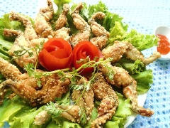 Bày trí ra đĩa, chấm tương ớt và ăn kèm với rau xanh tùy thích. Ếch chiên mè trắng giòn và vàng ươm, hương mè đặt trung béo thơm kích thích vị giác giúp món ăn thêm ngon miệng. Món này thích hợp dùng làm món đổi vị cho cả là trong các bữa cơm gia đình.