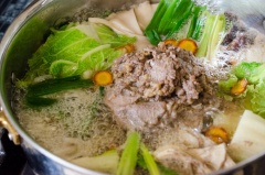 Xếp tất cả nguyên liệu vào nồi lẩu với miến ở giữa, rau và nấm xung quanh, đặt thit bò lên trên, chế nước dùng tảo bẹ và nước ngâm nấm vào, thêm nước sốt đã trộn lên trên, đậy nắp và nấu sôi trên lửa vừa. Sau đó giảm lửa xuống mức nhỏ và nấu từ 15 - 17 phút đến khi bắp cải, nấm chín mềm.