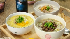 Vậy là từ một nồi cháo đậu xanh hạt sen chúng ta có thể biến tấu được 3 món cháo với 3 loại topping khác nhau, loại nào cũng bổ dưỡng, loại nào cũng ngon miệng. Bạn có thể thay đổi thường xuyên để tập cho các em bé ăn dặm hay chăm sóc người lớn tuổi, người ốm, người bệnh... của gia đình nhé.
