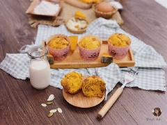 Bước cuối cùng là lấy bánh ra khi đã chín, ngon hơn khi ăn nóng, trang trí điệu đà tí xíu và ăn kèm cùng sữa tươi ít đường sẽ cho bạn một bữa xế đầy dinh dưỡng. Vật là món bánh muffin bí ngô hoa quả nhiệt đới của chúng ta đã hoàn thành xong rồi. Thật thơm đúng không nào, chúc các bạn ngon miệng!!