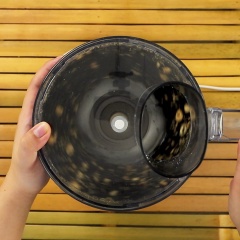 Nhân bánh: Đem 250 gram vừng đen rang cho thơm, cho ra chén. Sau đó, xay nhuyễn 100 gram đậu phộng rang nhưng không quá mịn, rồi cho vừng đen xay vào xay cho mịn. Cho hỗn hợp vừng đen, đậu phộng rang vào chảo, cùng với 50 gram dừa nạo sợi nhuyễn và 150 gram đường trắng, đảo đều, rồi cho 180 ml nước cốt dừa vào xào cho phần nhân quện lại.