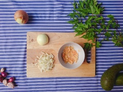 Củ hành tây bỏ vỏ, rửa sạch, cắt hạt lựu. Tôm khô ngâm với nước ấm cho nở sau đó giã nhuyễn. Phi thơm tỏi, xào hành tây và tôm khô, nêm hạt nêm, để nguội.