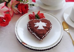 Lấy bánh ra. Rắc bột cacao, đường bột lên trên và trang trí tùy thích cho chiếc bánh thêm phần xinh xinh, hấp dẫn nhé!