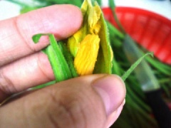 Thịt bò rửa sạch, cắt nhỏ vừa ăn. Bông bí tước bỏ sơ ở thân, bỏ nhụy ngâm nước muối loãng khoảng 10 phút rồi rửa sạch, để ráo nước.