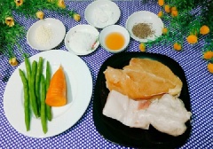 Thịt gà rửa sạch, thái nhuyễn hạt lựu (bạn nên để thịt gà vào ngăn đá tủ lạnh khoảng 2 giờ rồi mới đem ra thái nhuyễn, thớ thịt săn lại sẽ thái dễ dàng và nhuyễn hơn). Mỡ heo rửa sạch, thái nhuyễn hạt lựu. Cà rốt, đậu que rửa sạch, thái nhỏ rồi băm thật nhuyễn.