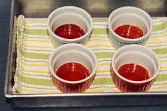 Chế caramel vào các khuôn bánh, tráng cho phủ đều đáy.