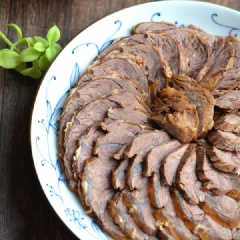 Vớt bắp bò hầm ra thớt, thái thành những lát mỏng vừa ăn, bày trí ra đĩa cho đẹp mắt là có thể dùng. Những miếng bắp bò hầm đơn giản chín dai mềm, ngấm đều gia vị mặn ngọt, thơm ngon, đậm đà, cực hấp dẫn. Dùng ăn cơm hoặc làm mồi nhậu đều tuyệt vời hết đấy.