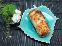 Tháo bỏ lá chuối, cắt miếng vừa ăn và chan nước cốt dừa và thưởng thức.