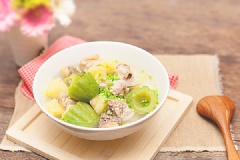Múc canh ra tô, trang trí với hành lá và ngò rí cắt nhuyễn. Dùng nóng với cơm trắng là ngon nhất.