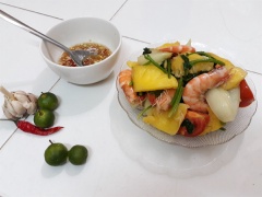 Hoàn thành món ăn, trình bày: Cho món ăn đã hoàn thành ra dĩa, cho ít lá thơm lên trang trí, rắc tiêu lên trên là hoàn chỉnh. Để món ăn thêm phần hấp dẫn, các bạn nhớ làm chén nước mắm tỏi ớt chua ngọt để ăn kèm nhé.