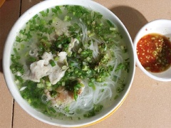 Sau đó, chần bún tươi qua nước sôi rồi cho vào tô tôm đã chín, múc thêm nước lèo vào xâm xấp mặt, thêm mực, trang trí ít ngò rí và thành lá, trộn đều lên và thưởng thức.