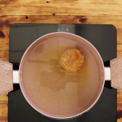 Nấu chè: Cho vào nồi 1 lít nước, 150g – 200g đường thốt nốt, 2g muối, gừng cắt lát, 2 lá dứa. Đun sôi cho đến khi đường tan hết. Lúc này, cho 200g sắn tươi đã thái vào đun ở lửa nhỏ trong khoảng 10 phút để sắn chín tới. Sau đó cho các viên mochi sắn vào đun ở lửa nhỏ thêm 10 phút nữa.
