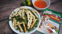 Cho rau muống đã trụng ra dĩa, thêm lên mặt đậu hũ cắt sợi. Khi ăn chỉ cần thêm nước xốt gỏi chua ngọt lên trên, trộn đều là có thể thưởng thức rồi đó. Chúc các bạn thành công nha.