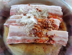 Thịt dùng dao cạo phần bẩn trên da, rửa sạch, luộc sơ qua nước sôi 2 phút. Thịt heo cùng tất cả các gia vị phía trên cho hết vào âu trộn đều, để ít nhất 1 tiếng hay qua đêm cho thịt thấm gia vị.