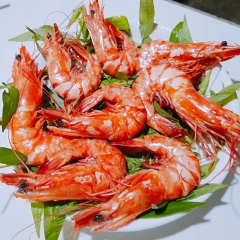 Bày tôm sú hấp muối ra dĩa, trang trí thêm rau râm và thưởng thức nào. Tôm sú hấp muối thơm lừng, tôm tươi ngọt, có màu đỏ đẹp mắt, cả nhà ai cũng sẽ thích, đặc biệt là trẻ nhỏ. Cuối tuần làm tôm sú hấp muối thơm ngon lại đơn giản mời cả nhà nhé!