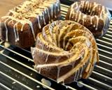 To make the glaze: whisk together icing sugar, maple syrup, cinnamon and milk until smooth and creamy. Add more icing sugar OR milk to your liking. Slowly drizzle the glaze over the cooled cake and sprinkle chopped pecans on top if desired.
🇻🇳 Đánh đường bột, siro lá phong, bột quế và sữa với nhau được hỗn hợp mịn và sánh vừa. Tuỳ chỉnh thêm đường bột hoặc sữa để đạt độ sánh vừa ý. Rưới lên bánh đã nguội hẳn, rắc vài vụn hồ đào là xong.
