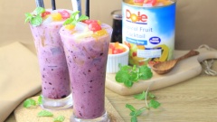 Yogurt đá cocktail việt quất với sữa chua hòa quyện với sốt việt quất thơm lừng, tô điểm thêm những loại trái cây nhiệt đới như cherry, dứa, đu đủ và thạch dừa được cắt nhỏ dễ ăn sẽ thật sự là một sự kết hợp làm bùng nổ các hương vị khi bạn nếm thử.