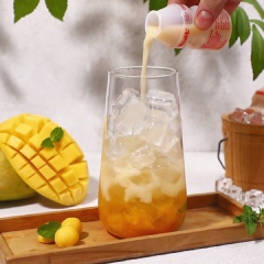 Cho xoài cắt nhỏ vào ly, 30ml nước đường, 4 lá húng lủi. Dùng chày dằm nát. Sau đó cho đá viên vào, thêm nước yakult, soda, thêm húng lủi trang trí là hoàn tất.