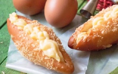 Khi ăn rạch phần giữa bánh chiên và bơm nhân su kem vào. Chắc chắn những chiếc bánh rán nhân su kem thơm ngon này sẽ quyến rũ bạn từ lần đầu tiên thưởng thức.