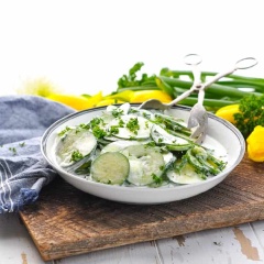 Khi dùng, bạn cho chén nước sốt vào trộn với phần dưa leo nhé. Salad sữa chua dưa leo là món ăn thanh mát, ngon miệng lại có tác dụng cực kì tốt cho sức khỏe, ngoài ra ăn nhiều một chút cũng không lo béo đâu.