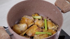 Cho 1 muỗng canh dầu ăn vào nồi làm nóng, cho sả băm và hành tím băm vào nồi phi thơm. Tiếp đến cho gốc sả đập dập và thịt gà (đã chặt vừa ăn) vào xào 1 - 2 phút cho săn.