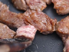 Cho nước sốt cà chua, sốt worcestershire, đường và xì dầu, nước vào trong bát khuấy đều tạo thành hỗn hợp. Thịt bò chiên vàng đều hai mặt. Cho ra đĩa để ráo dầu.