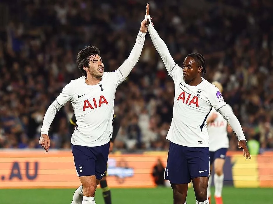 Suasana pertandingan antara Brentford melawan Tottenham Hotspur di Gtech Community Stadium pada laga pembuka Premier League 2026.