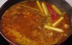Cho 2 lít nước dùng vào nêm 1 muỗng canh hạt nêm, 1 muỗng canh đường, 1 muỗng canh sa tế tôm và 3 muỗng canh giấm gạo lên men LISA, nấu lửa nhỏ đến khi bò mềm, thêm sả cây đập dập, vài khúc ớt sừng vào và 2 muỗng canh nước mắm.
